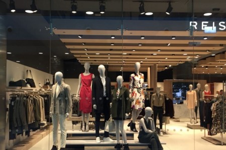 Reiss, Canary Wharf - glass shopfront 