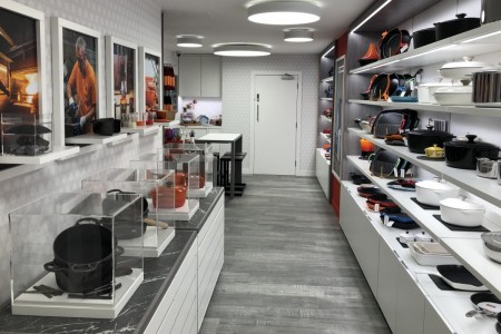 Le Creuset, Marylebone - pan displays 