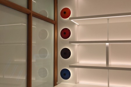 Le Creuset, Cheshire Oaks - modern lit shelving, colourful pans