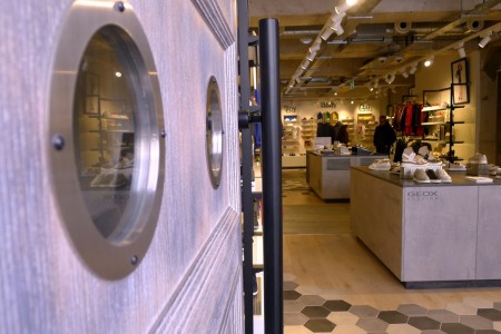 Geox, Chelsea - bespoke shopfront door by Oakwoods