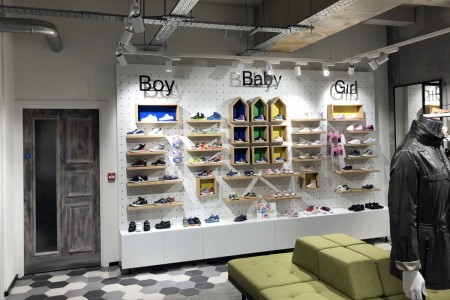 Geox, Chelsea - bespoke shopfittings and door