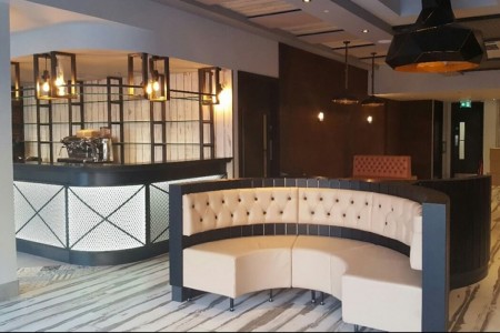 Prezzo, Epsom - circular seating area next to bar