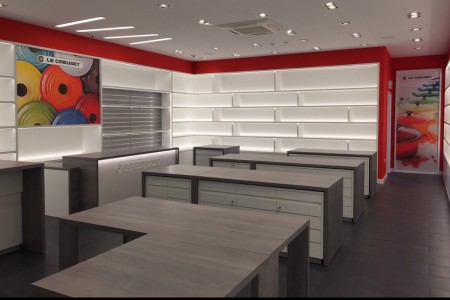 Le Creuset, Cheshire Oaks - grey hardwood units, tile floor