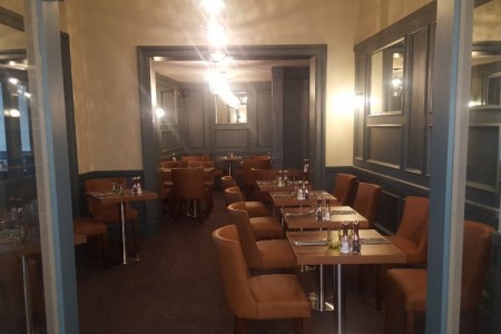 The Chequers Hotel, Newbury - blue panelled walls, wooden tables and leather chairs