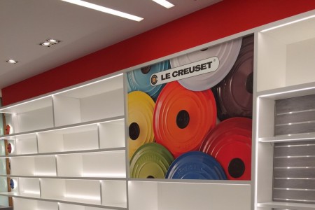 Le Creuset, Cheshire Oaks - bright walls